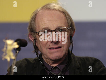 (Afp) - Directeur britannique Ken Loach parle du film 'Billets' au cours d'une conférence de presse à la 55e Berlinale festival international du film de Berlin, Allemagne, 14 février 2005. Un total de 21 films en compétition pour le prix de l'Ours d'or et d'argent à la Berlinale. Banque D'Images