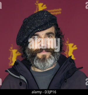 (Afp) - L'acteur irlandais Daniel Day-Lewis arrive pour la conférence de presse de son nouveau film 'The Ballad of Jack and Rose' à la Berlinale Filmfestival à Berlin, Allemagne, 15 février 2005. Le film se concentre autour de la mort d'une commune française sur une île du nord-ouest du Pacifique dans les années 1980. Banque D'Images