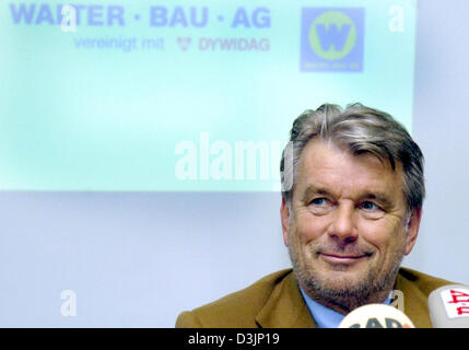 (Afp) - Hans Peter Haselsteiner autrichienne de l'entreprise de construction Strabag sourit devant le logo de l'insolvable Walter Bau AG qui est projetée sur le mur en arrière-plan lors d'une conférence de presse à Augsburg, Allemagne, 15 février 2005. Strabag prendra une part significative de Walter Bau AG notamment autour de 4 100 employés. Walter Bau dispose actuellement d'un total d'environ 9 Banque D'Images