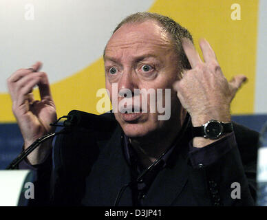 (Afp) - Directeur britannique Terry George parle au cours de la Berlinale conférence de presse pour le British-South African-Italian «coproduction Hotel Rwanda' à Berlin, Allemagne, le 11 février 2005. Le film s'exécute dans la compétition du Festival International du Film. Banque D'Images