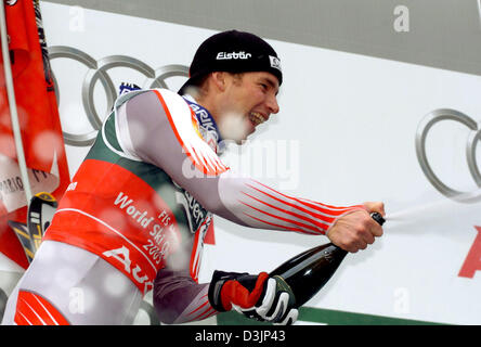 (Afp) - Le skieur Autrichien Benjamin Raich célèbre après avoir remporté l'événement au Championnats du Monde de Ski Alpin à Bormio, Italie, 12 février 2005. Banque D'Images