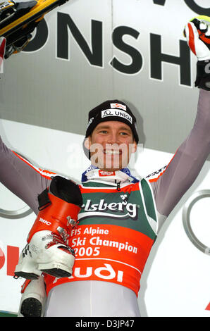 (Afp) - Le skieur Autrichien Benjamin Raich célèbre après avoir remporté l'événement au Championnats du Monde de Ski Alpin à Bormio, Italie, 12 février 2005. Banque D'Images