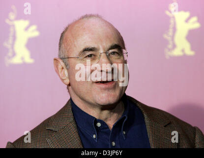 (Afp) - L'acteur britannique Bob Hoskins arrive pour la présentation du film "Au delà de la mer" (USA) au cours de la 55e Berlinale festival international du film de Berlin, Allemagne, 13 février 2005. Un total de 21 films en compétition pour le prix de l'Ours d'or et d'argent à la Berlinale. Banque D'Images