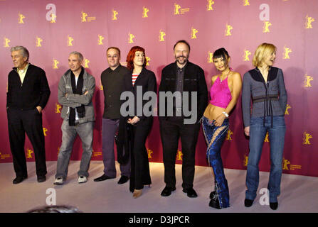 (Afp) - Les membres du jury international du festival de cette année assister à une séance de photos à Berlin le 10 février 2005. Les membres sont (L-R) couturier italien Nino Cerruttian, le réalisateur allemand Roland Emmerich, producteur néerlandais Wouter BARENDRECHT, l'actrice allemande Franka Potente, écrivain ukrainien Edward Miall, l'actrice chinoise Bai Ling actrice et Ingeborg Banque D'Images