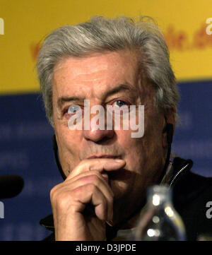 (Afp) - Le designer Italien Nino Cerruti photographié lors d'une conférence de presse à Berlin, le jeudi 10 février 2005. Les membres du jury international du festival de la Berlinale de cette année ont été présentés à la presse aujourd'hui. Banque D'Images