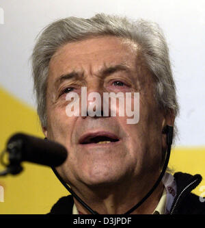 (Afp) - Le designer Italien Nino Cerruti parle dans le mircoophone au cours d'une conférence de presse à Berlin, le jeudi 10 février 2005. Les membres du jury international du festival de la Berlinale de cette année ont été présentés à la presse aujourd'hui. Banque D'Images