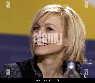 (Afp) - L'actrice lituanienne Ingeborga Dapkunaite sourit lors d'une conférence de presse à Berlin, le jeudi 10 février 2005. Les membres du jury international du festival de la Berlinale de cette année ont été présentés à la presse aujourd'hui. Banque D'Images