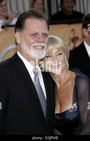 (Afp) - L'actrice britannique Helen Mirren et son mari, le réalisateur Taylor Hackford nous sourire alors qu'ils arrivent pour la 11e édition annuelle des Screen Actors Guild Awards tenue au Shrine à Los Angeles, Californie, USA, 05 février 2005. Banque D'Images