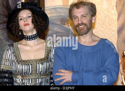 (Afp) - L'actrice allemande Veronica Ferres et l'acteur américain John Malkovich poser pendant le tournage de son nouveau film 'Klimt' à Movie Park Germany Studios à Bottrop-Kirchhellen, Allemagne, le 8 février 2005. Malkovich joue le célèbre peintre autrichien Gustav Klimt et Ferres stars comme sa muse Emilie Floege. Le studio à Bottrop est le dernier emplacement pour le film qui a également été tourné en Vien Banque D'Images