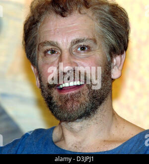 (Afp) - L'acteur américain John Malkovich sourit pendant le tournage de son nouveau film 'Klimt' à Movie Park Germany Studios à Bottrop-Kirchhellen, Allemagne, le 8 février 2005. Malkovich joue le célèbre peintre autrichien Gustav Klimt. Le studio à Bottrop est le dernier emplacement pour le film qui a été tourné à Vienne, Autriche, et au lac Attersee en Autriche. Banque D'Images