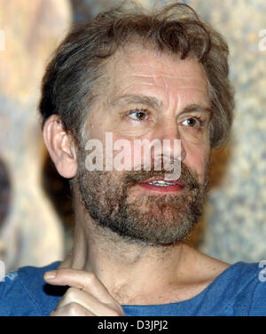 (Afp) - L'acteur américain John Malkovich sourit pendant le tournage de son nouveau film 'Klimt' à Movie Park Germany Studios à Bottrop-Kirchhellen, Allemagne, le 8 février 2005. Malkovich joue le célèbre peintre autrichien Gustav Klimt. Le studio à Bottrop est le dernier emplacement pour le film qui a été tourné à Vienne, Autriche, et au lac Attersee en Autriche. Banque D'Images