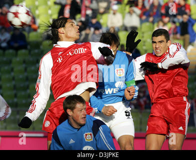 (Afp) - Bayern joueurs Paolo Guerrero (L) et Lucio (R) dans une position duel contre Leverkusen's Jens Nowotny (C) et Jacek Krzynowek durant la Bundesliga match entre le Bayern Munich et le Bayer Leverkusen au Stade olympique de Munich, Allemagne, le 5 février 2005. Bayern a gagné 2-0. Banque D'Images