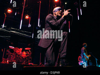 (Afp) - Michael Stipe, chanteur du groupe américain REM, joue sur la scène pendant le premier concert de leur tournée allemande à Oberhausen, Allemagne, 4 février 2005. Banque D'Images