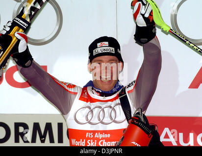 (Afp) - Le skieur Autrichien Benjamin Raich cheers et jubilates après avoir remporté le deuxième run dans le slalom de ski alpin Combiné au Championnats du monde à Bormio, Italie, 03 février 2005. Raich remporte le titre de champion du monde. Banque D'Images