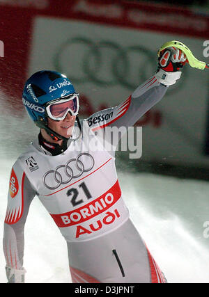 (Afp) - Le skieur Autrichien Benjamin Raich cheers comme il arrive à la ligne d'arrivée après avoir remporté le deuxième run dans le slalom de ski alpin Combiné au Championnats du monde à Bormio, Italie, 03 février 2005. Raich remporte le titre de champion du monde. Banque D'Images