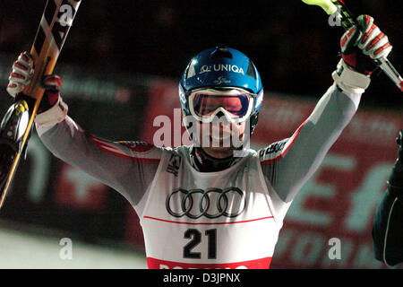 (Afp) - Le skieur Autrichien Benjamin Raich soulève ses bras et des acclamations comme il arrive à la ligne d'arrivée après avoir remporté le deuxième run dans le slalom de ski alpin Combiné au Championnats du monde à Bormio, Italie, 03 février 2005. Raich a remporté l'or. Banque D'Images