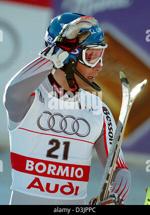 (Afp) - Le skieur Autrichien Benjamin Raich agite sa main après son premier run dans le slalom de ski alpin Combiné au Championnats du monde à Bormio, Italie, 03 février 2005. Banque D'Images