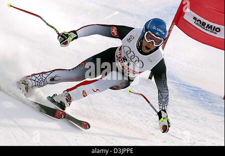 (Afp) - Le skieur Autrichien Benjamin Raich courses descente pendant le premier passage dans l'au combiné aux Championnats du Monde de Ski Alpin à Bormio, Italie, 03 février 2005. Banque D'Images