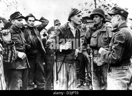 (Afp) - Un ancien prisonnier (C) avant, un garde allemand accuse d'abuser et de maltraiter les prisonniers après la libération du camp de concentration de Dachau par les troupes américaines dans la région de Dachau, Allemagne, 30 avril 1945. Banque D'Images