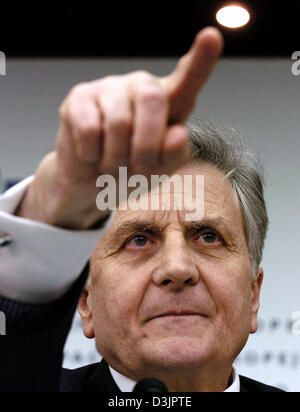 (Afp) - Jean-Claude Trichet, Président de la Banque centrale européenne (BCE), points avec son doigt au cours de conférence de presse à Francfort, Allemagne, 03 février 2005. Comme prévu, la BCE maintient le taux d'intérêt courant. Les plus importants taux de base dans la zone euro qui fournit les services de crédit privé au capital de la BCE, reste inchangé à 2,0  %. Banque D'Images