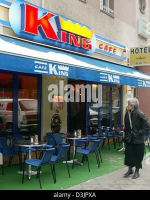 (Afp) - des chaises et des tables vides sont devant le 'Cafe King' à Berlin, Allemagne, du 29 janvier 2005. Au cours d'un raid de police de Berlin dans le cadre de la Bundesliga scandale paris payer s'élevant à plusieurs millions de billets ont été trouvés ici, c'était annoncé par le 'Tagesspiegel am Sonntag" (Daily Mirror le dimanche) le 30 janvier 2005. Selon le journal, deux tickets de pari avec Banque D'Images
