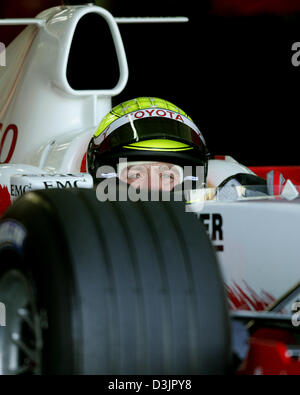 (Afp) - L'allemand Ralf Schumacher pilote de Formule 1, le nouveau pilote Toyota, oriente sa nouvelle voiture de course hors de la fosse pour un test de conduite à Valence, Espagne, 1 février 2005. Schumacher a quitté BMW Williams et Toyota se sont joints à la fin de la dernière saison de Formule 1 en 2004. Banque D'Images