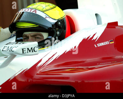 (Afp) - L'allemand Ralf Schumacher pilote de Formule 1, le nouveau pilote Toyota, oriente sa nouvelle voiture de course hors de la fosse pour un test de conduite à Valence, Espagne, 1 février 2005. Schumacher a quitté BMW Williams et Toyota se sont joints à la fin de la dernière saison de Formule 1 en 2004. Banque D'Images