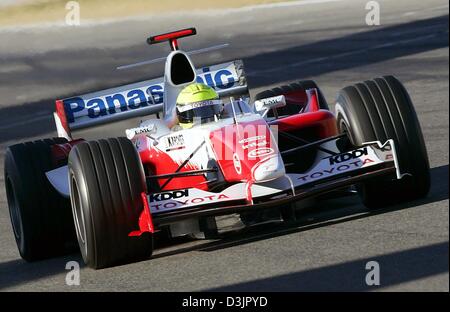 (Afp) - L'allemand Ralf Schumacher pilote de Formule 1, le nouveau pilote Toyota, conduit sa nouvelle voiture de course pendant un essai à Valence, Espagne, 1 février 2005. Schumacher a quitté BMW Williams et Toyota se sont joints à la fin de la dernière saison de Formule 1 en 2004. Banque D'Images