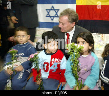 (Afp) - Le président allemand Horst Koehler parle avec des enfants à un jardin d'enfants de Sderot, en Israël, le 2 février 2005. Koehler est sur ces quatre jours de visite en Israël de. Banque D'Images