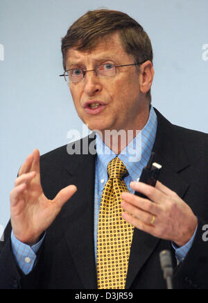 (Afp) - co-fondateur de Microsoft Bill Gates parle lors d'un congrès informatique à Munich, Allemagne, 31 janvier 2005. Gates a lancé une initiative pour la protection du peuple contre les problèmes de sécurité dans l'internet et la criminalité en ligne lors du congrès qui a plusieurs centaines de participants. Banque D'Images