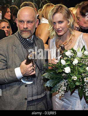 (Afp) - L'actrice Daryl Hannah nous sourire après réception de la 'Diva - World Award" à côté de l'acteur John Malkovich, qui a également reçu un prix, au cours de la 15e cérémonie de remise des prix du prix media allemand 'Diva' au Deutsches Theater de Munich, Allemagne, 27 janvier 2005. En remportant le prix Hannah et Malkovich sera également introduit au nouveau 'Diva - Hall of Fame'. T Banque D'Images