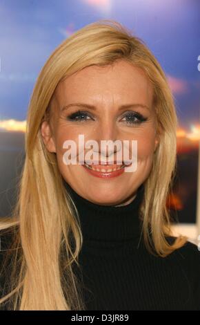 (Afp) - L'artiste Jette Joop se place en avant d'une photo lors de l'ouverture de sa première exposition de photos à la maison Ludwig Erhard à Hambourg, Allemagne, 27 janvier 2005. La fille de Fashion designer Wolfgang Joop qui est célèbre pour ses bijoux dessins présente photo qui a créé au cours des deux dernières années avec un Canon Ixus 400 et afficher des intentions comme déplacé vues de la nuit, des gouttes de pluie Banque D'Images