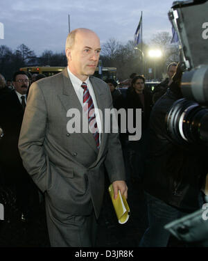 (Afp) - Carl-Peter Forster, président de General Motors Europe (GME), arrive pour les travailleurs d'Opel à l'Assemblée générale en Grugahalle Essen, Allemagne, 28 janvier 2005. Forster et les travailleurs d'Opel le conseil veulent informer les travailleurs sur les plans futurs de l'entreprise. Opel est administré par nous carmaker General Motors. Banque D'Images