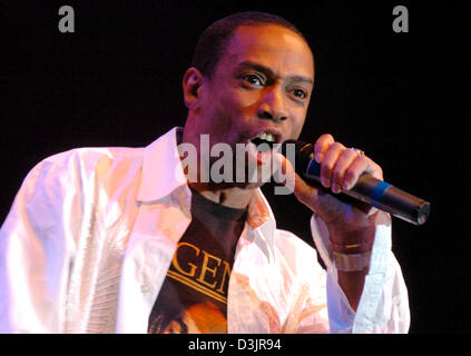 (Afp) - 'Lazy' Delroy Rennalls, chanteur du groupe de pop britannique allemand 'Mr. Le Président', fonctionne à l'Arène de Saturne à Ingolstadt, Allemagne, le 27 janvier 2005. Plusieurs artistes se sont produits lors d'un concert de charité pour les victimes du tsunami en Asie du Sud. Le produit du concert et un DVD sont censés aller à SOS Villages d'enfants dans les régions sinistrées. Banque D'Images