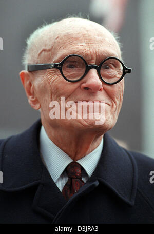 (Afp) - Photo de l'architecte américain Philip Johnson à Berlin, Allemagne, le 9 mars 1995. L'un des fondateurs du style international est mort à 98. Selon les rapports de la presse Johnson est décédé le 25 janvier 2005 à sa célèbre maison de verre à New Canaan dans l'État américain du Connecticut. Johnson, né à Cleveland en 1906, construit la maison en verre translucide complètement Banque D'Images