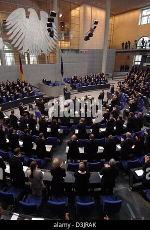 (Afp) - survivant de l'Holocauste Arno Lustiger (C) reçoit une ovation de la part des membres du Bundestag allemand, après avoir tenu un discours à Berlin, Allemagne, 27 janvier 2005. Le parlement allemand a tenu un monument commémoratif officiel heure pour commémorer les 60 ans d'anniversaire de la libération du camp de concentration d'Auschwitz par les troupes soviétique. Banque D'Images