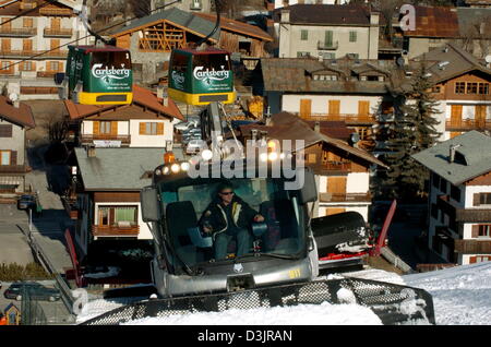 (Afp) - un snow cat à la tête de la pente pour l'épreuve de descente hommes à Bormio, Italie, le jeudi 27 janvier 2004. Dans l'arrière-plan la ville presque pas de neige peut être vu. Le samedi 29 janvier 2005 verra le début du ski alpin Championnats du monde dans la ville italienne qui durera jusqu'au 13 février 2005. Banque D'Images