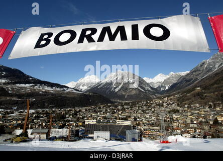 (Dpa) - Vue de l'aire d'arrivée de l'épreuve de descente hommes à Bormio, Italie, 27 janvier 2004. Dans l'arrière-plan la ville presque pas de neige peut être vu. Le samedi 29 janvier 2005 verra le début du ski alpin Championnats du monde dans la ville italienne qui durera jusqu'au 13 février 2005. Banque D'Images