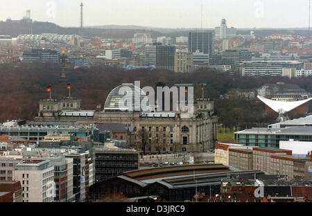 (Dpa) - Vue du bâtiment du Reichstag (C) à Berlin, Allemagne, 21 janvier 2005. Dans l'arrière-plan sur le côté gauche, on peut voir le Teufelsberg (montagne du diable) avec l'ancienne station de surveillance. Sur le côté droit de l'état actuel la tour radio de Berlin. Banque D'Images