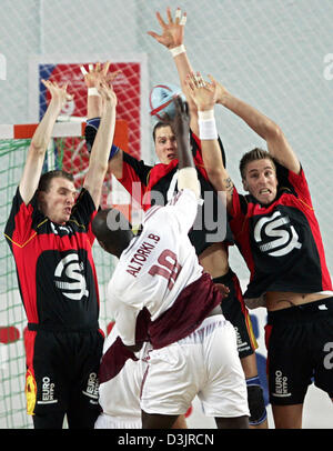 Joueurs de handball allemand (L-R) Holger Glandorf, Sebastian Preiss und Oliver Roggisch défendre une attaque par le Qatar's player Borhan Saleh al Turki durant la Coupe du monde de handball match entre l'Allemagne et le Qatar à Sousse, Tunisie le mercredi 26 janvier 2005. Banque D'Images