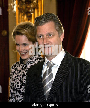 (Afp) - La Princesse Mathilde et du Prince Philippe de Belgique sourire alors qu'ils arrivent pour l'accueil de la famille royale belge au palais royal de Bruxelles, Belgique, 24 janvier 2005. Banque D'Images