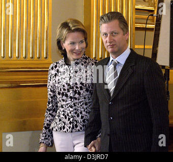 (Afp) - La Princesse Mathilde et du Prince Philippe de Belgique sourire alors qu'ils arrivent pour l'accueil de la famille royale belge au palais royal de Bruxelles, Belgique, 24 janvier 2005. Banque D'Images