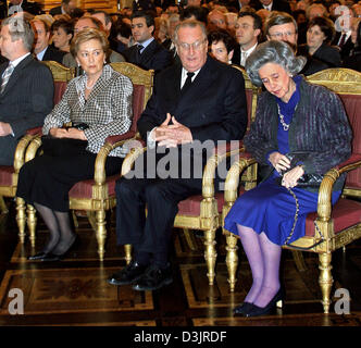 (Afp) - (L-R) La Reine Paola, le Roi Albert et La Reine Fabiola de Belgique d'assister à la réception de la famille royale belge au palais royal de Bruxelles, Belgique, 24 janvier 2005. Banque D'Images