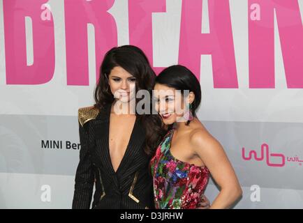 Berlin, Allemagne. 19 février 2013. Selena Gomez et Vanessa Hudgens à la première de 'Spring breakers', CineStar, Berlin Crédit : afp photo alliance / Alamy Live News Banque D'Images