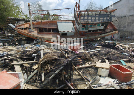 (Afp) - une scène de dévastation totale se présente au spectateur après l'inondation le 26 décembre 2004 dans le village de pêcheurs Ban Nam Khem, Thaïlande, le 9 janvier 2005. Navires ont été catapulté par le tsunami plusieurs kilomètres vers le cœur, la plupart des maisons a été complètement détruit. Banque D'Images