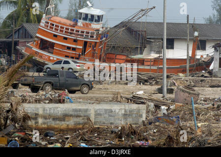 (Afp) - une scène de dévastation totale se présente au spectateur après l'inondation le 26 décembre 2004 dans le village de pêcheurs Ban Nam Khem, Thaïlande, le 9 janvier 2005. Navires ont été catapulté par le tsunami plusieurs kilomètres vers le cœur, la plupart des maisons a été complètement détruit. Banque D'Images