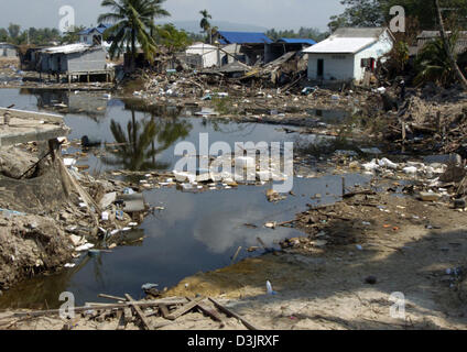 (Afp) - une scène de dévastation totale se présente au spectateur après l'inondation le 26 décembre 2004 dans le village de pêcheurs Ban Nam Khem, Thaïlande, le 9 janvier 2005. Navires ont été catapulté par le tsunami plusieurs kilomètres vers le cœur, la plupart des maisons a été complètement détruit. Banque D'Images