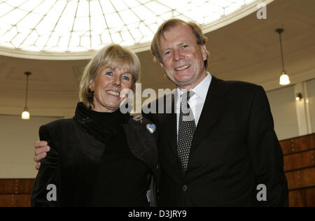 (Dpa) chirurgien cardiaque Allemand Bruno Reichart et son épouse Elke sourire dans une photo prise à la grande salle de la clinique des femmes de l'université de Munich, Allemagne, le 21 décembre 2004. La photo a été prise après un examen préalable de la presse d'un film potraying le célèbre chirurgien cardiaque. Banque D'Images