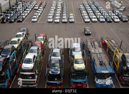 (Afp) - "Ford Fiesta" modèles sont transférées sur un transporteur de voiture à l'usine de montage de Ford à Cologne, Allemagne, 13 janvier 2005. Banque D'Images