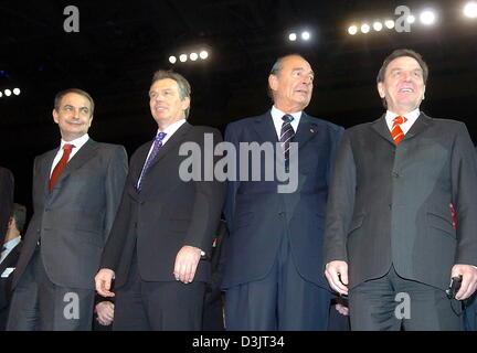 (Afp) - Le Chancelier allemand Gerhard Schroeder (2e à partir de L), le Premier ministre britannique Tony Blair (R) et le Premier ministre espagnol Jose Luis Rodriguez Zapatero se tenir à côté de l'autre en avant de la festive cérémonie de dévoilement du nouveau très gros porteur Airbus A380 sur le site de production à Toulouse, France, le mardi 18 janvier 2005. Le chancelier Schroeder et ses homologues européens de France, d'Espagne Banque D'Images